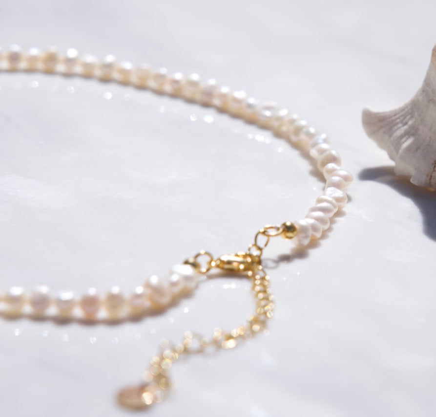 Pearl necklace with gold clasp 